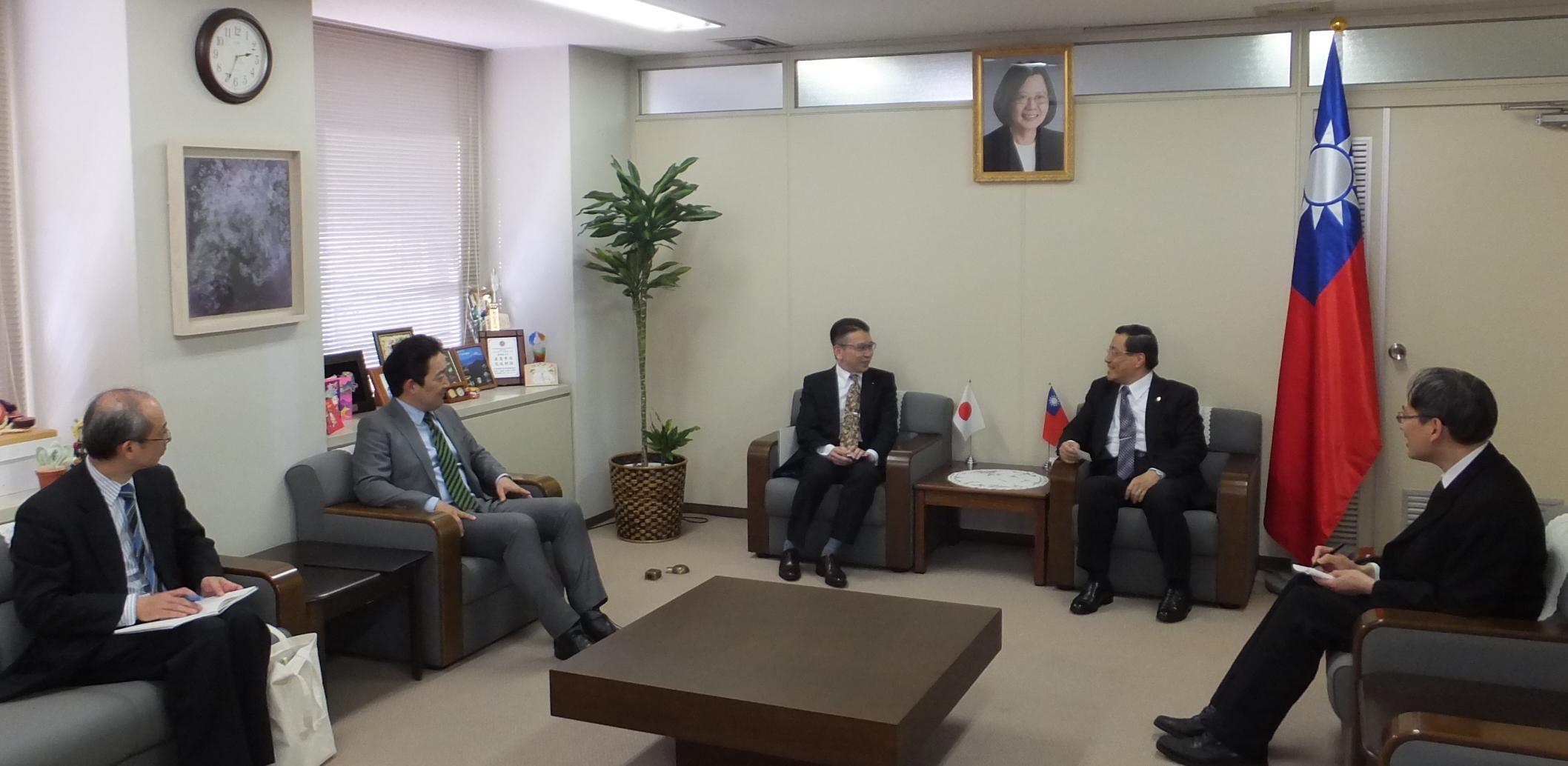 橫濱市國際局：赤岡謙局長(左3)
橫濱市國際局部：石川勇部長(左2)
橫濱市國際局課：山本忍課長(左1)