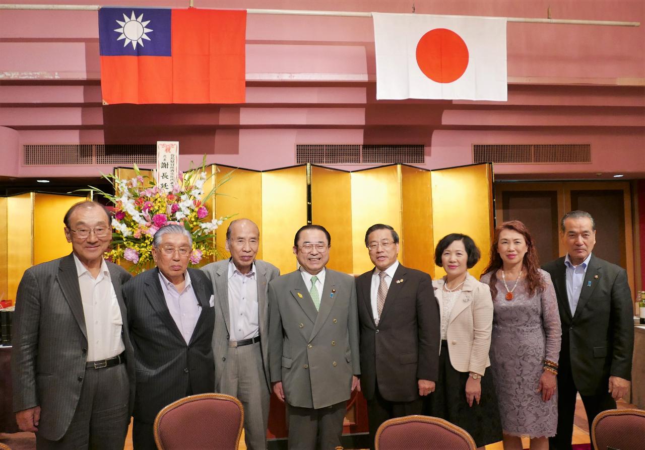 田中和德名譽會長(右5)、三谷輝夫理事長(左3)、橫濱華僑總會洪益芬會長(右2)