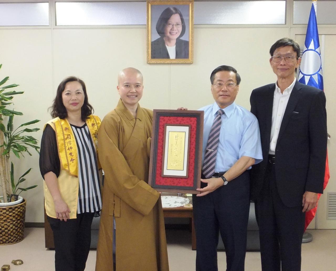 駐橫濱辦事處陳處長(右2)、如愷法師(左2)、佛光會關東協會神奈川分會高本佳奈會長(左1)