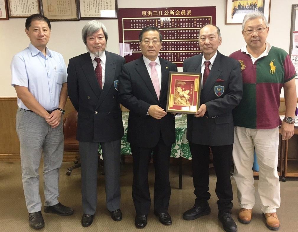 駐橫濱辦事處：陳處長(左3)、京濱三江公所：陳德良會長(右2)、張卓民副會長(左2)等人合影