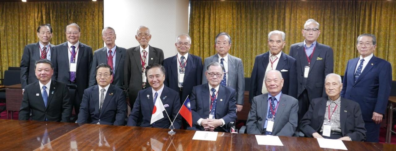 駐橫濱辦事處：陳處長(前左2)、台灣高座會：李會長(前右3)、神奈川縣：黑岩知事(前左3)