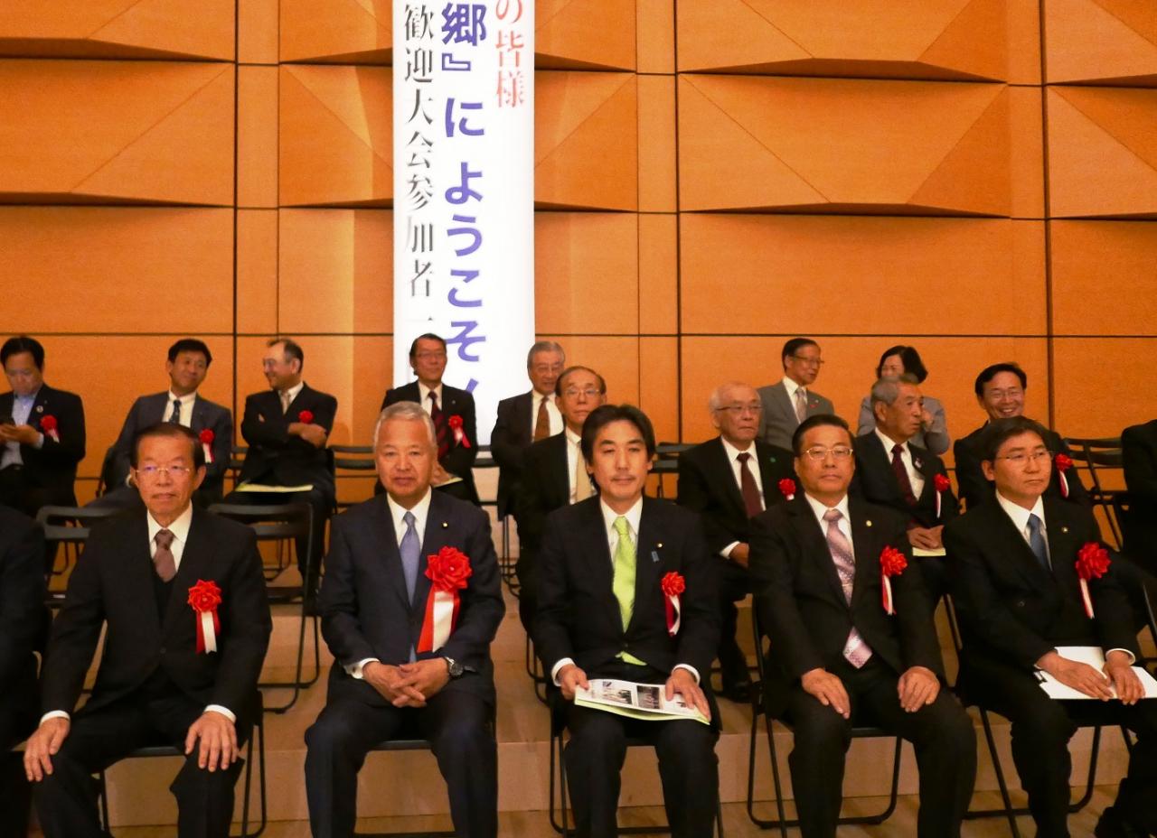 駐日代表：謝大使(前左一)、駐橫濱辦事處：陳處長(前右二)
甘利明眾議員(前左二)、環境副大臣城內實眾議員(前中央)、日本台灣交流協會谷崎泰明理事長(中中央)