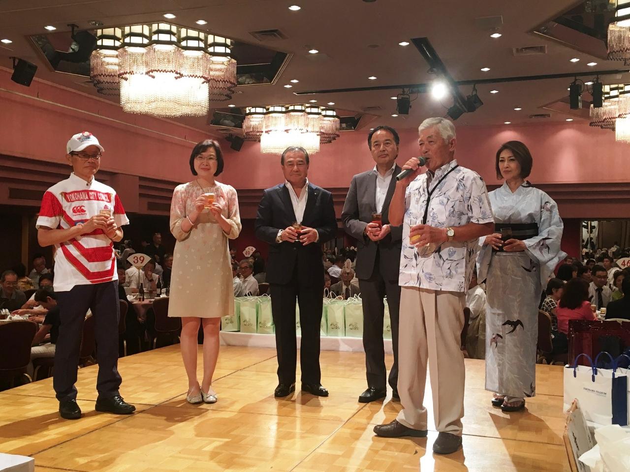 從左起：田野井雄一議員、本處張淑玲處長、桐生縣秀昭議員、島村大參議員、三原順子參議員