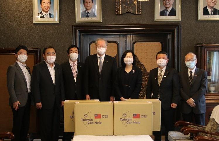 張處長與首藤副知事(左4)、松田會長(右2)等人合影