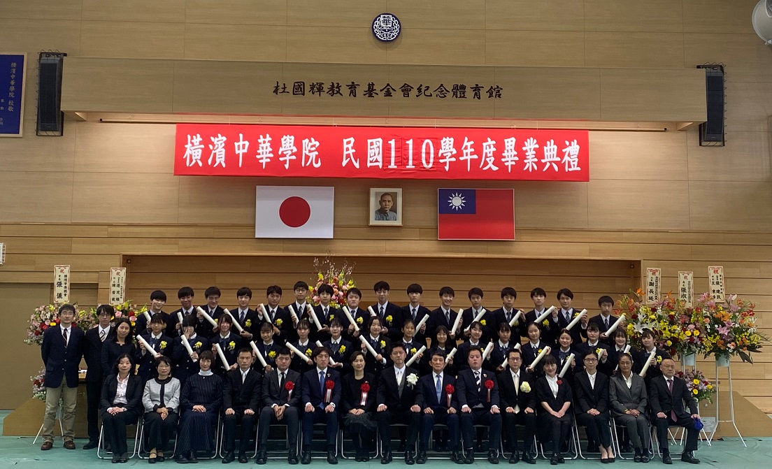 張處長與杜校長、畢業生及教師合影