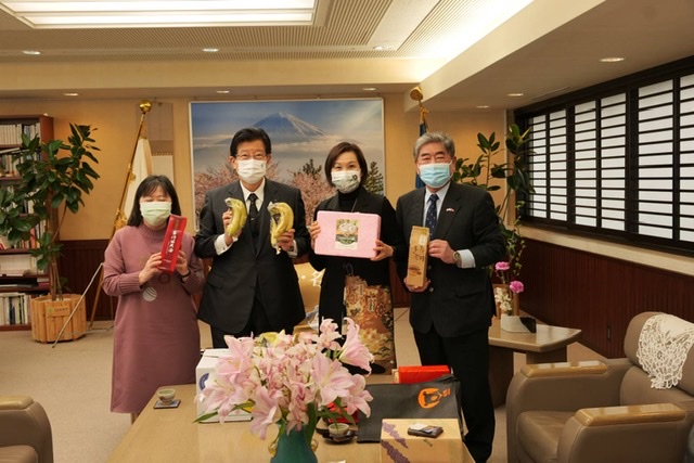 左起台灣觀光協會東京事務所鄭憶萍所長、靜岡縣川勝平太知事、本處張淑玲處長、靜岡縣台灣總會鄭裕光會長
