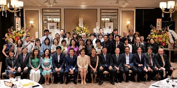 張處長與洪益芬僑務委員及關東地區僑會會長合影