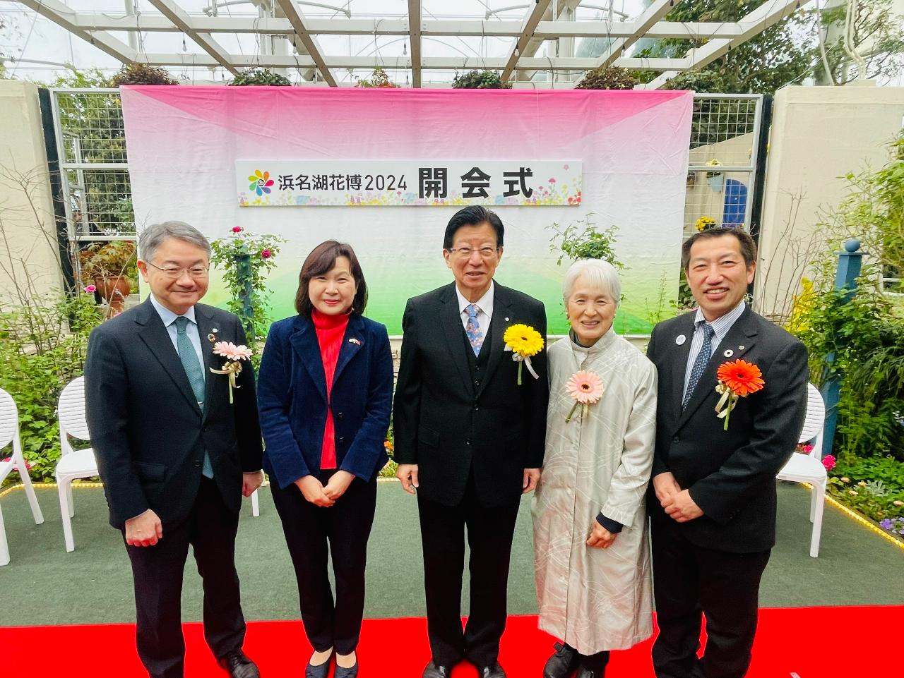 左起為濱松市中野祐介市長、張處長、靜岡縣川勝平太知事、濱松市花綠振興財團塚本こなみ理事長、湖西市影山剛士市長