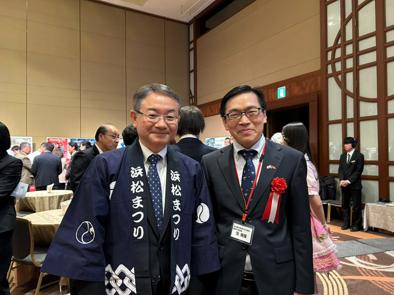 范處長(右)與濱松市中野祐介市長(左)