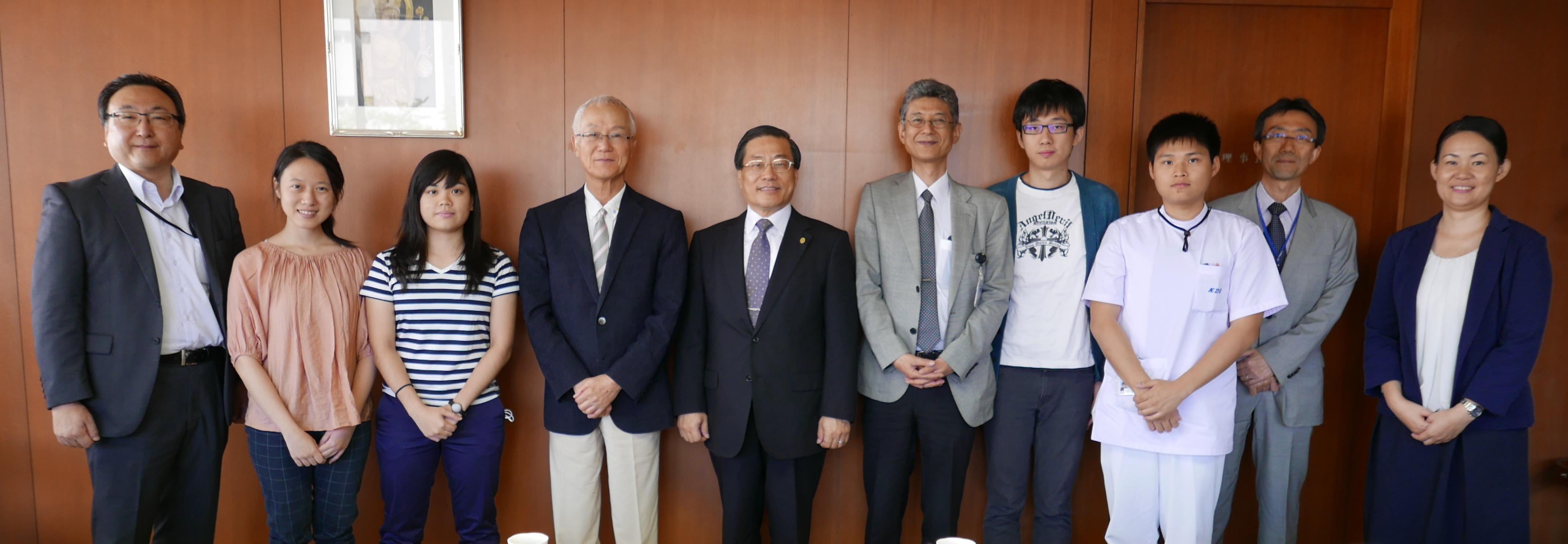 鹿島勇理事長（左4）、桜井孝校長（右5）、他台湾留学生ら