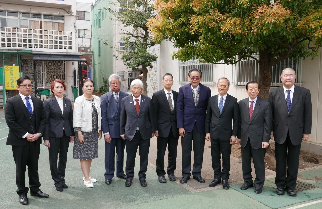 僑務委員会：呉委員長（右3）、駐日代表処：謝大使（右2）、本処代理処長：王処長（右1）