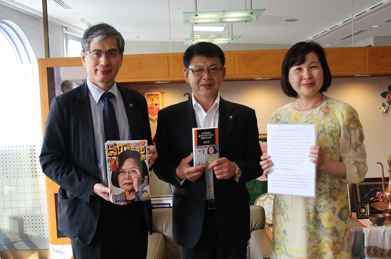 小野達也市長（中央）