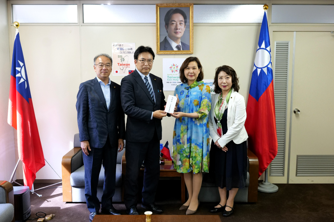 左からは菊池俊一議員、丸山治章会長、張処長、佐藤恵子議員