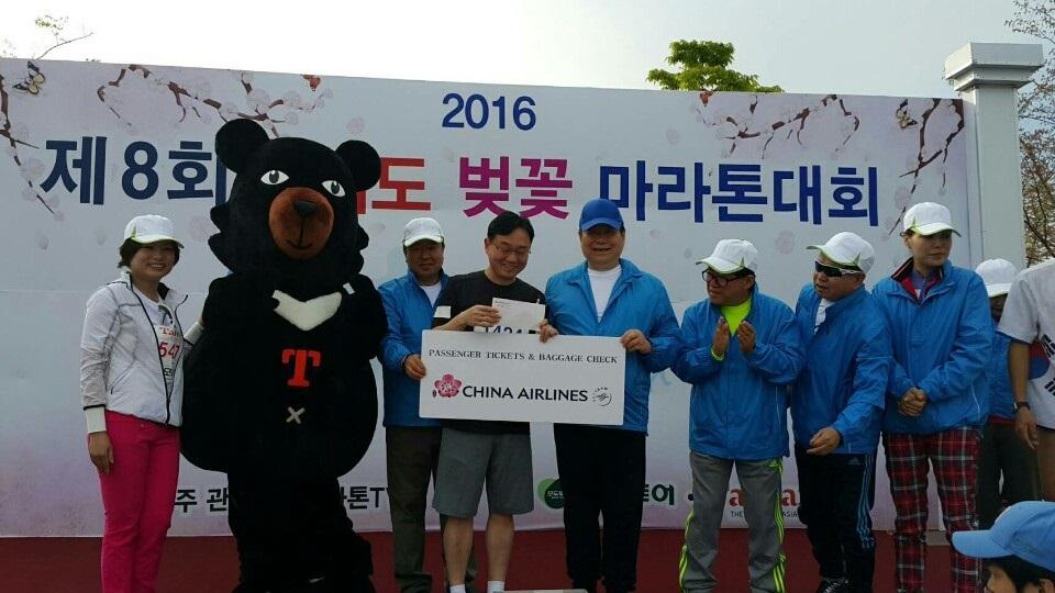 「第8屆汝矣島櫻花馬拉松大賽」於4月16日首爾汝矣島市民公園舉行，5000名馬拉松選手穿著TAIWAN字樣的運動衫參賽，石大使定致贈參賽選手摸彩獎品。