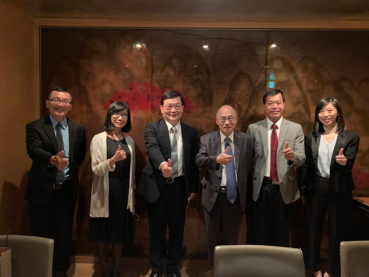 國立故宮博物院吳院長乙行於8月9日至12日來韓考察，並參訪韓國中央博物館、三星Leeum美術館。8月10日本處梁代表與訪團餐敘，就此行參訪交換意見。