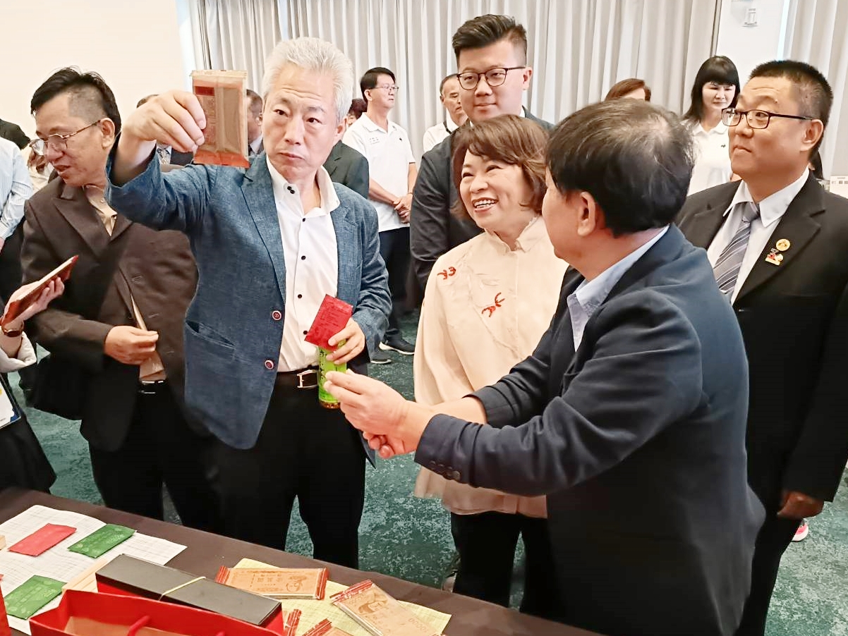 0 在地好物驚豔韓國 (2)(照片左2為韓國旅行業協會副會長張有財)