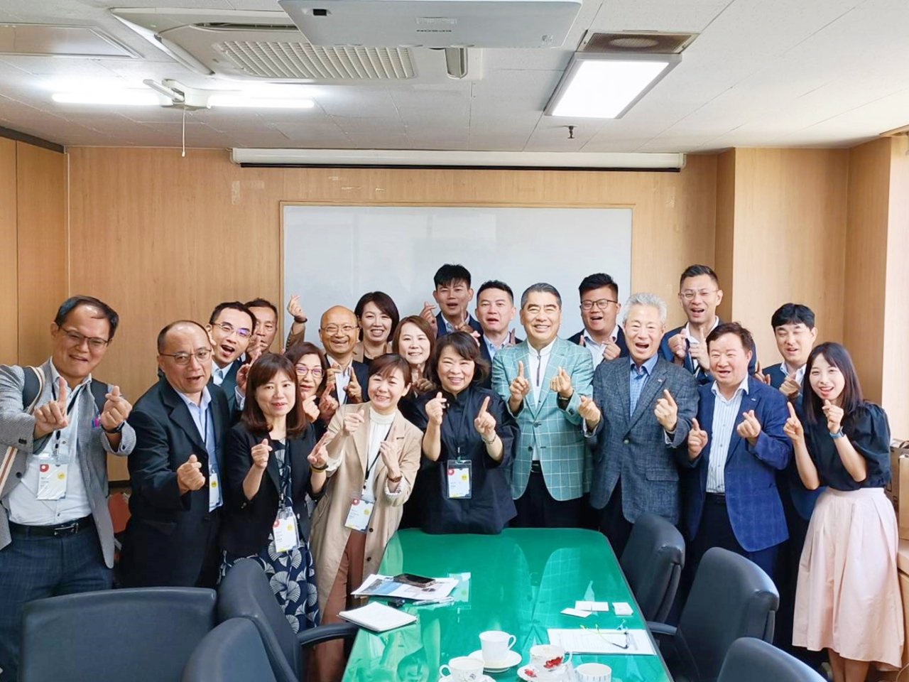 0 市府團隊與韓國旅行業協會合影