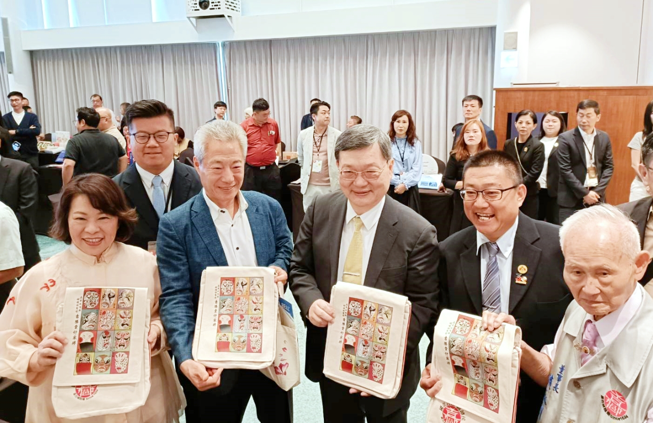 0 市長介紹嘉義城隍廟結合女性社會企業培力計畫創作的什家將臉譜背包