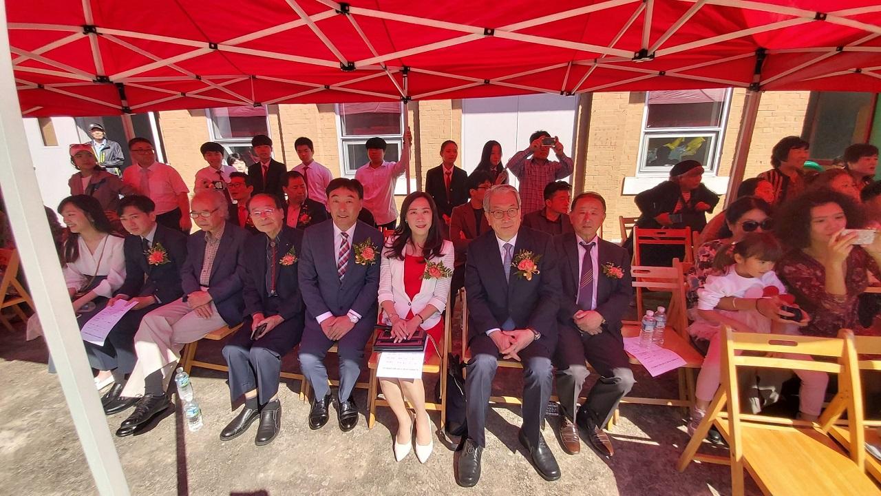 우 처장이 부산화교협회 탕湯 회장, 교무자문 총叢 위원 등 화교 대표들과 기념사진