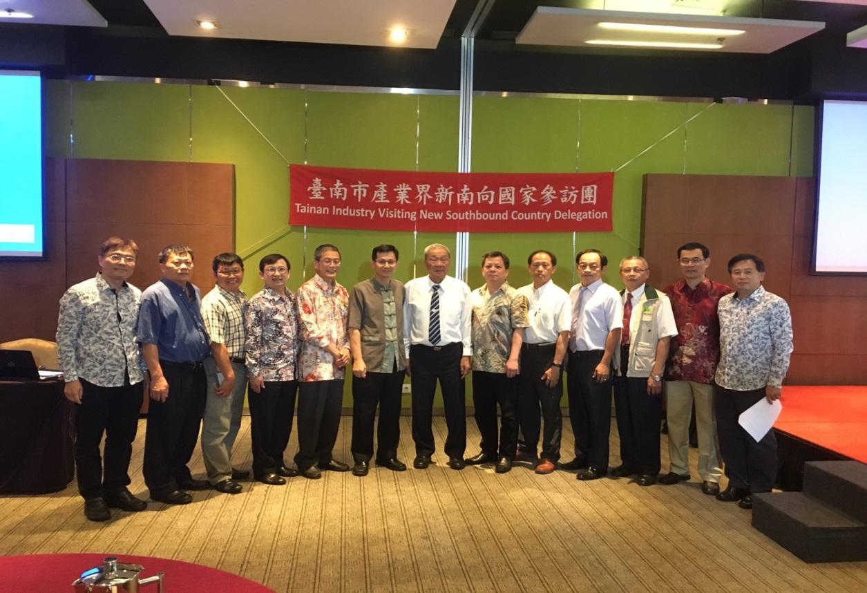 為執行新南向政策，臺南市經濟發展局殷副局長世熙率「臺南市產業界新南向國家參訪團」訪印尼，於本(106)年9月6日於雅加達Pullman酒店舉辦產業交流會議，駐印尼代表處經濟組蕭組長振寰、印尼臺商總會周名譽理事長宗和、雅加達臺灣貿易中心廖主任俊生及臺南市廠商團隊等亦共同出席。

此次參與產業交流會議廠商主要以塑膠射出、機器設備等相關產業為主，現場交談氣氛熱絡，有效促與印尼產業界交流媒合。此外，訪團亦透過影片簡介臺南投資環境，如：臺南市金屬製造、汽車零組件、機械設備、食品加工、紡織等前五大產值產業，培植蘭花之生物科技、醫療等具發展潛力之新興產業，未來可帶動地方產業發展與提升的新吉工業區、七股工業區等，在印尼有效提升我國產業能見度。