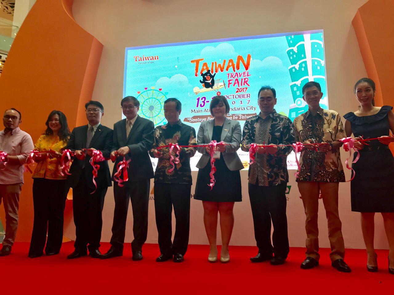 觀光局以「Time for Taiwan 旅行臺灣，就是現在」為主，於10月13到15日在印尼雅加達Gandaria City Mall舉辦「2017臺灣旅遊產品展銷會」，駐印尼代表處陳忠10月13日應邀於開幕式上致辭，介紹台灣旅遊優勢及針對穆斯林旅遊提供的各式友善環境，鼓勵印尼民眾旅行台灣就是現在！