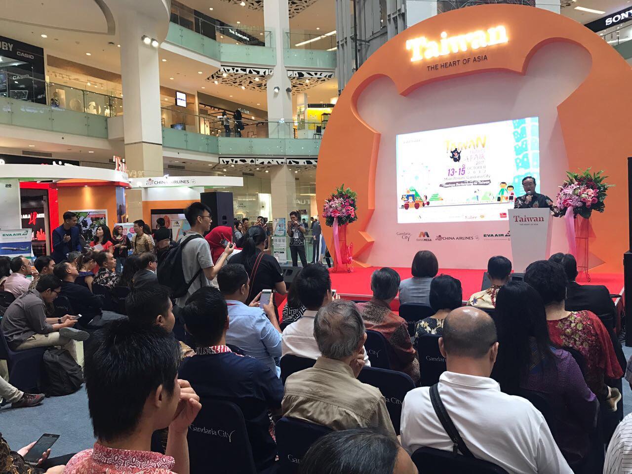 觀光局以「Time for Taiwan 旅行臺灣，就是現在」為主，於10月13到15日在印尼雅加達Gandaria City Mall舉辦「2017臺灣旅遊產品展銷會」，駐印尼代表處陳忠10月13日應邀於開幕式上致辭，介紹台灣旅遊優勢及針對穆斯林旅遊提供的各式友善環境，鼓勵印尼民眾旅行台灣就是現在！
