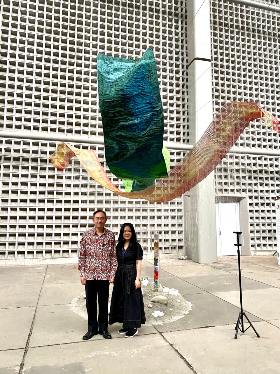 照片說明: 本處陳公使（左）與羅策展人（右）在藝術展廳參觀台灣藝術家尤瑪 · 達陸與KAHE COMMUNITY合作的作品《串連》