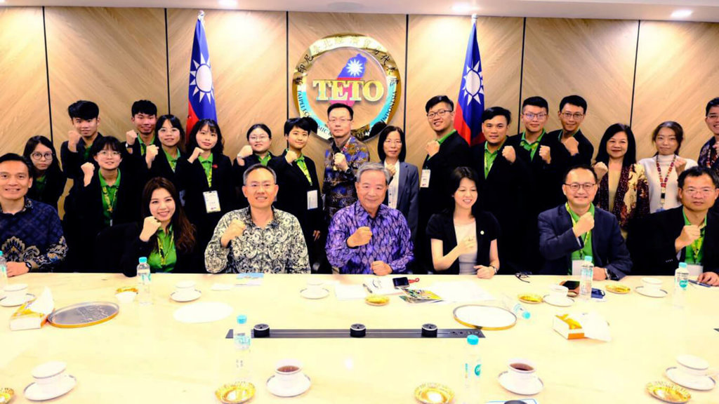 台灣農業青年大使30日赴印尼雅加達進行為期7天的參訪，31日到駐印尼代表處與了解代表處業務。圖為代表處陳忠大使（右4）及陳盛鵬公使（左3）與農業青年大使團員合影。