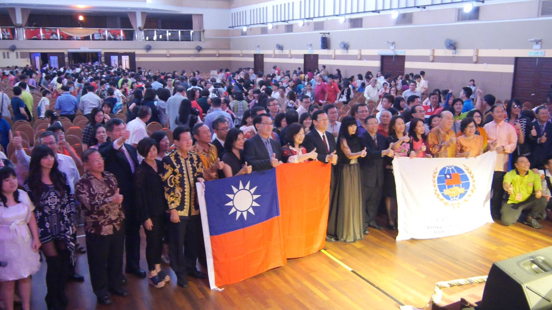 駐馬來西亞代表處章計平大使(前排左10)於3月5日參加雪隆留臺同學會舉辦的中華民國2016年春節文化訪問團巡迴訪演，會後與貴賓及團員合影留念。