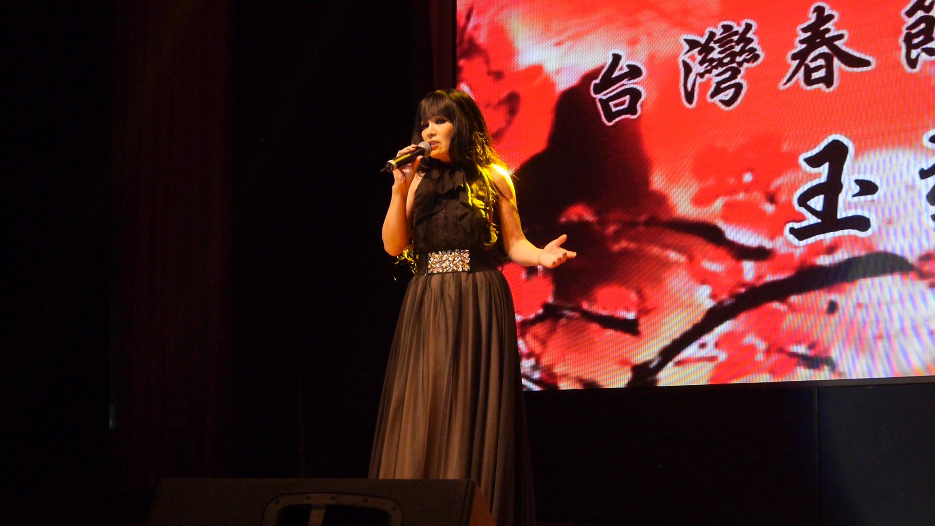 中華民國2016年春節文化訪問團巡迴訪演演唱場景。