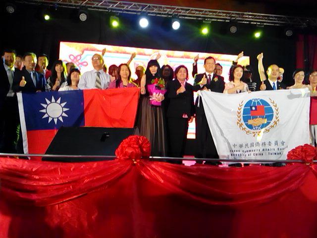 駐馬來西亞代表處章計平大使(前排右5)於3月3日參加永平留臺同學會舉辦的中華民國2016年春節文化訪問團巡迴訪演，會後與貴賓及團員合影留念。