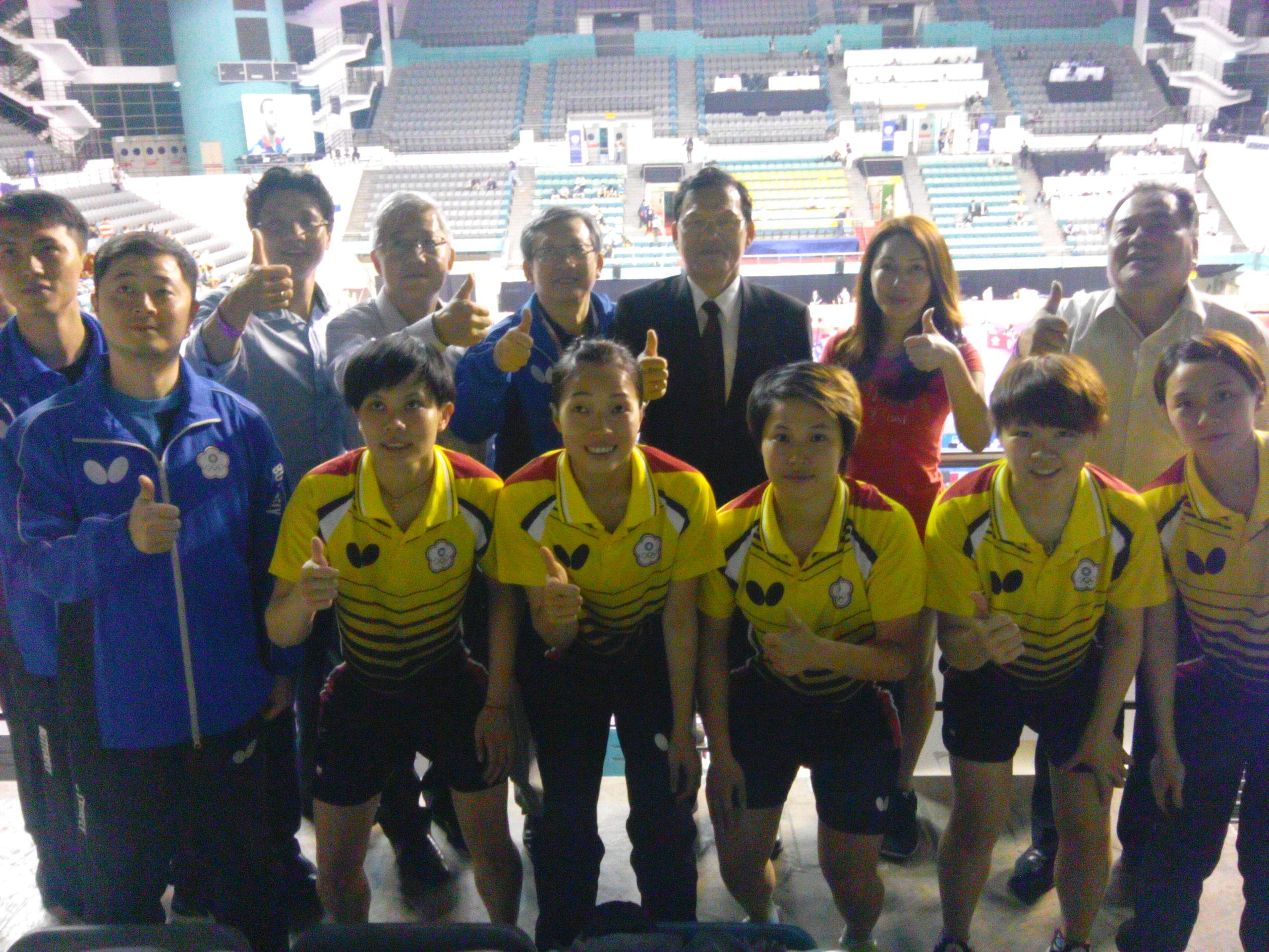 駐馬來西亞代表處章計平大使(後排右3)於2016年3月1日前往Malawati Stadium為中華桌球女子代表隊參賽選手加油打氣，賽後並與團員合影留念。