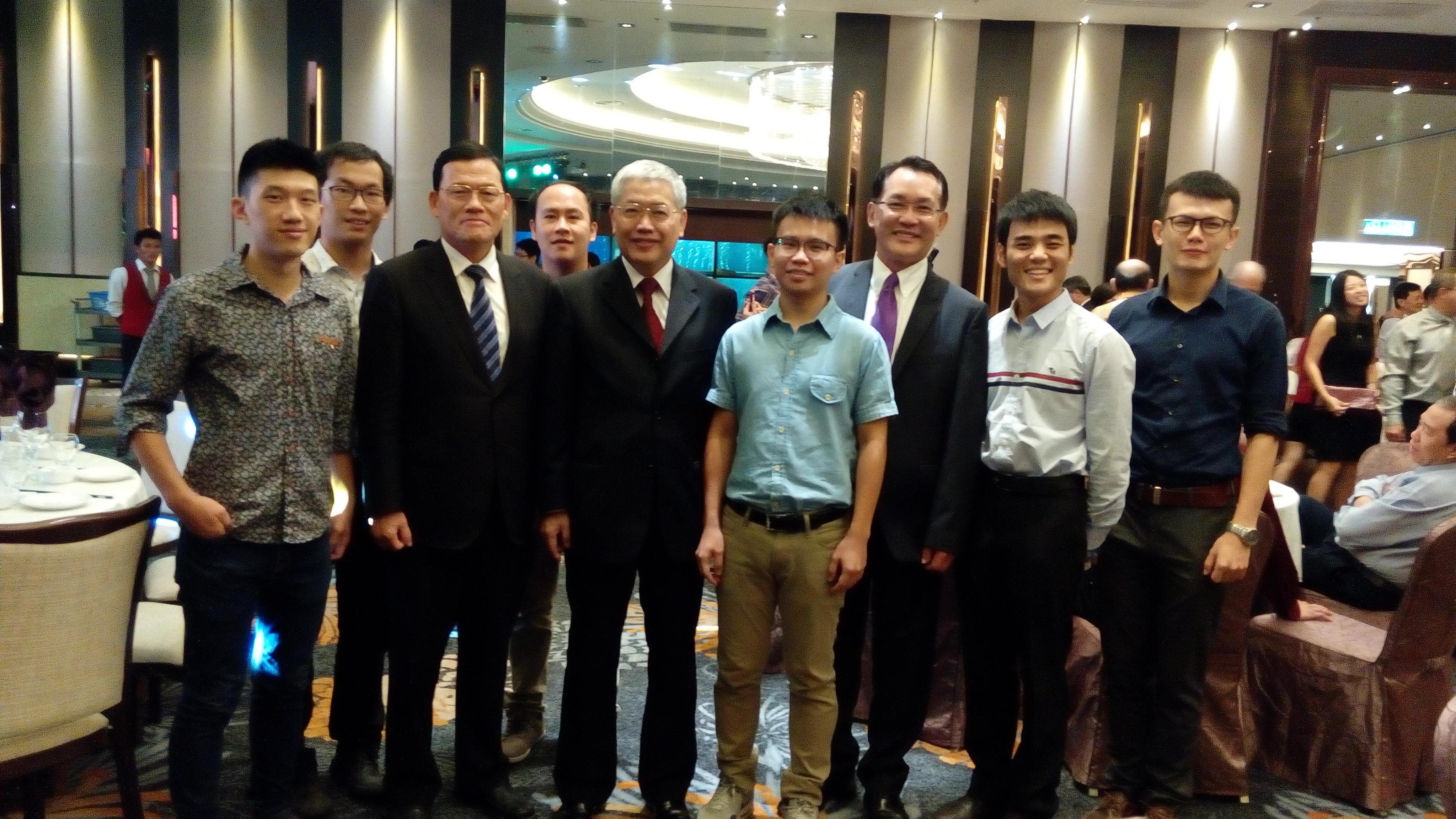 駐馬來西亞代表處章大使計平(前排左2)、僑委會陳委員長士魁(前排左3)、李子松總會長(右3)與僑委會派在馬來西亞支援教學的7位臺灣數理志工老師合影留念。