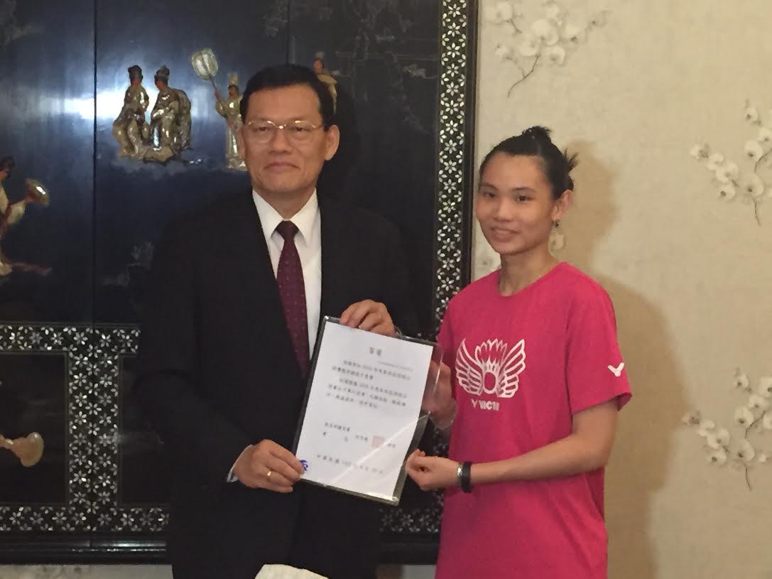 章大使計平轉頒教育部體育署何卓飛署長賀電予「2016馬來西亞羽球公開賽」女子單打組亞軍戴資穎。