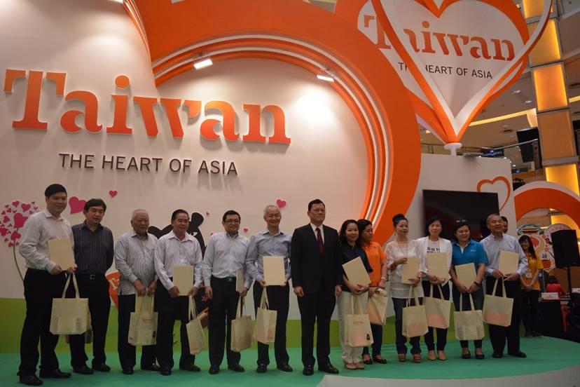 章大使頒發感謝狀予此次合作之本地旅遊業者