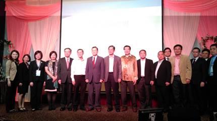 章大使計平(左七)與中華民國證券櫃檯買賣中心李總經理啟賢(左五)、馬來西亞巴生中華總商會拿督林總會長寬城(左八)等，共同出席「資金無國界  馬商永續經營思維下之多元對策研討會」。
