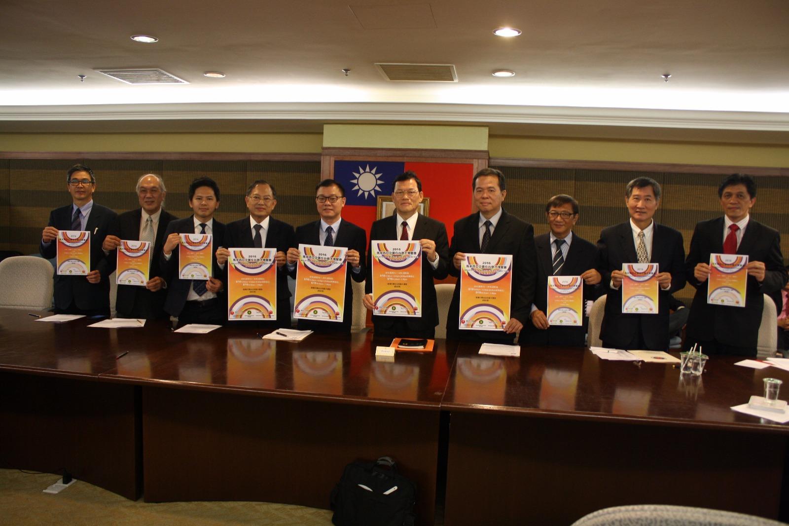 駐馬來西亞代表處章計平大使(前排,右5)與馬來西亞留臺校友會聯合總會方總會長俊能(前排,左5)及理事幹部一同推介2016年馬來西亞企業赴臺徵才博覽會活動。