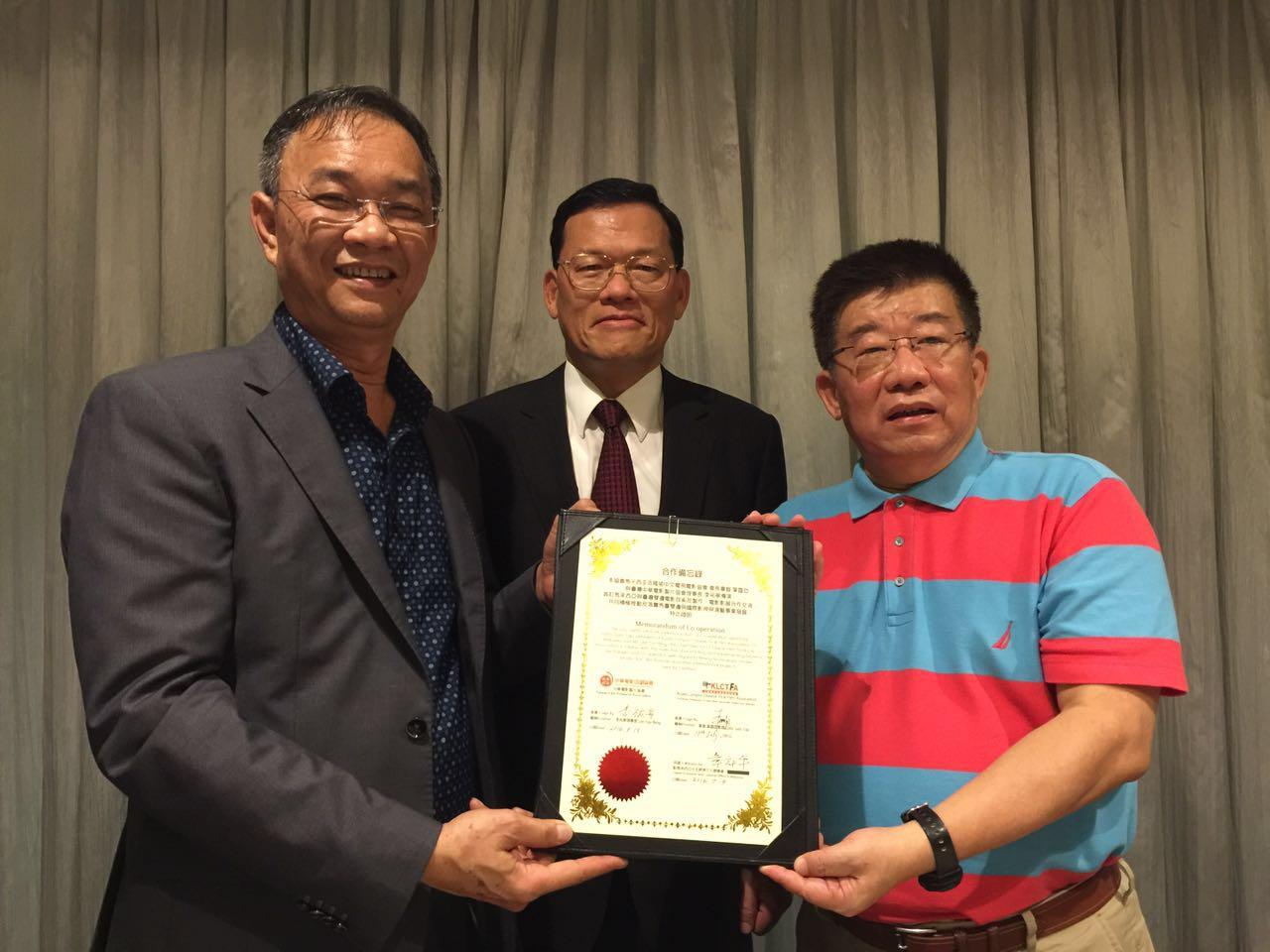 章大使計平見證下，由中華民國製片協會理事長李祐寧與吉隆坡中文電視電影協會會長葉霆劭共同簽訂合作備忘錄。