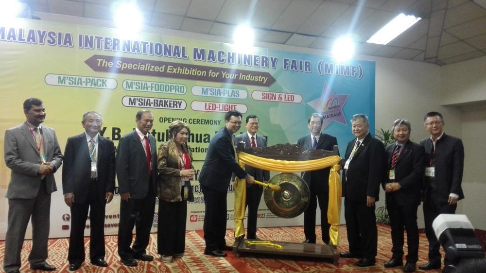馬來西亞貿工部副部長蔡智勇(左五)及駐馬來西亞臺北經濟文化辦事處章大使計平(右五)共同主持開幕式