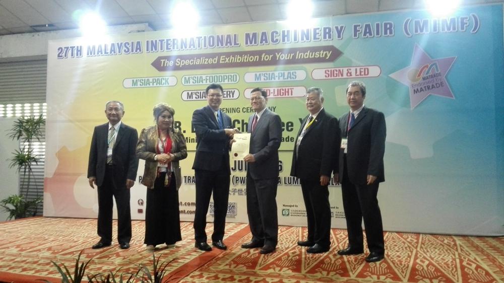馬來西亞貿工部副部長蔡智勇(左三)分發感謝狀予駐馬來西亞臺北經濟文化辦處事章大使計平(右三)