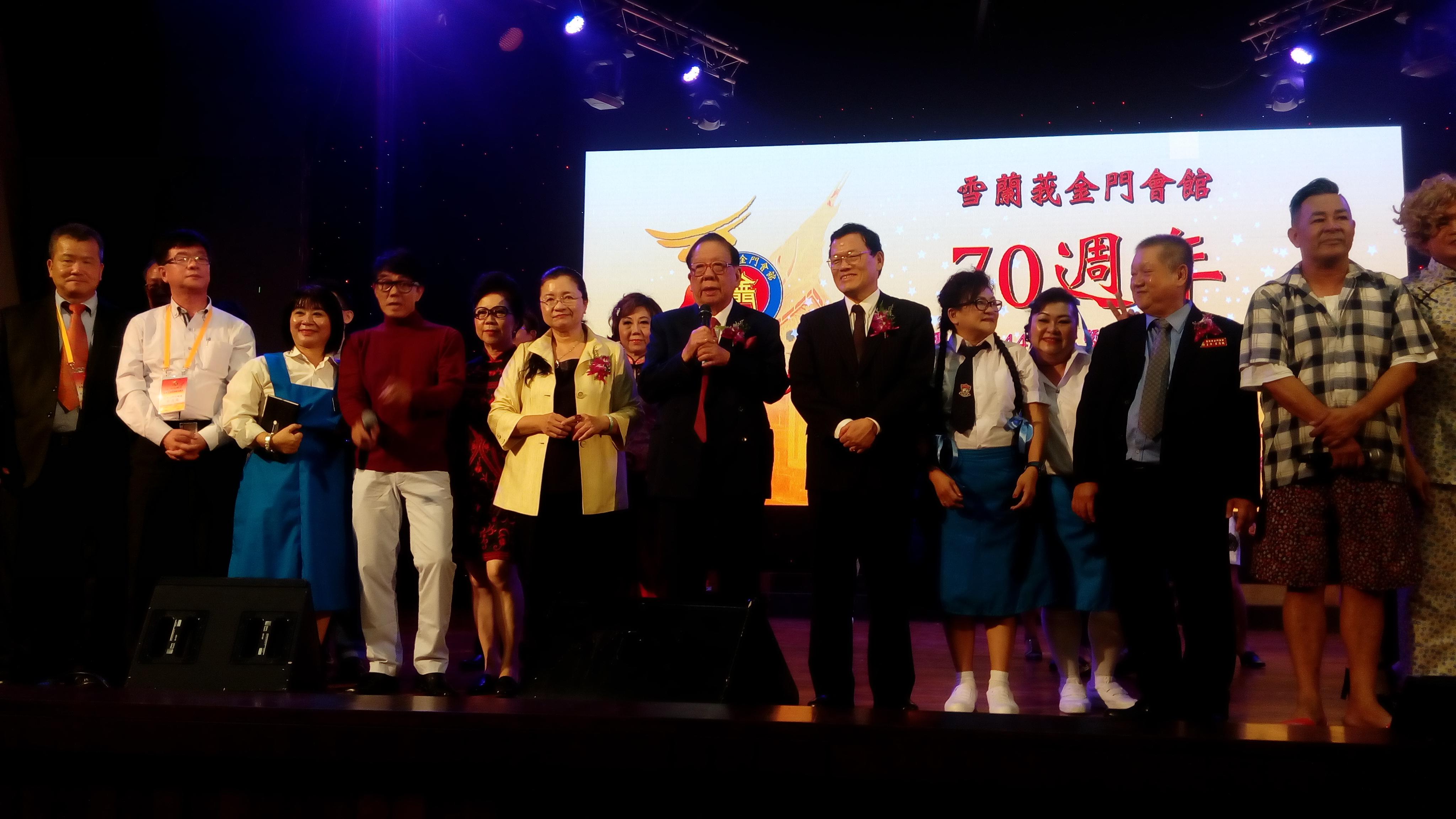章大使計平(前排：左7)、僑委會田副委員長秋堇(前排：左5)、該會館永久名譽主席楊忠禮博士(前排：左6)和與會貴賓及表演團體合影留念。