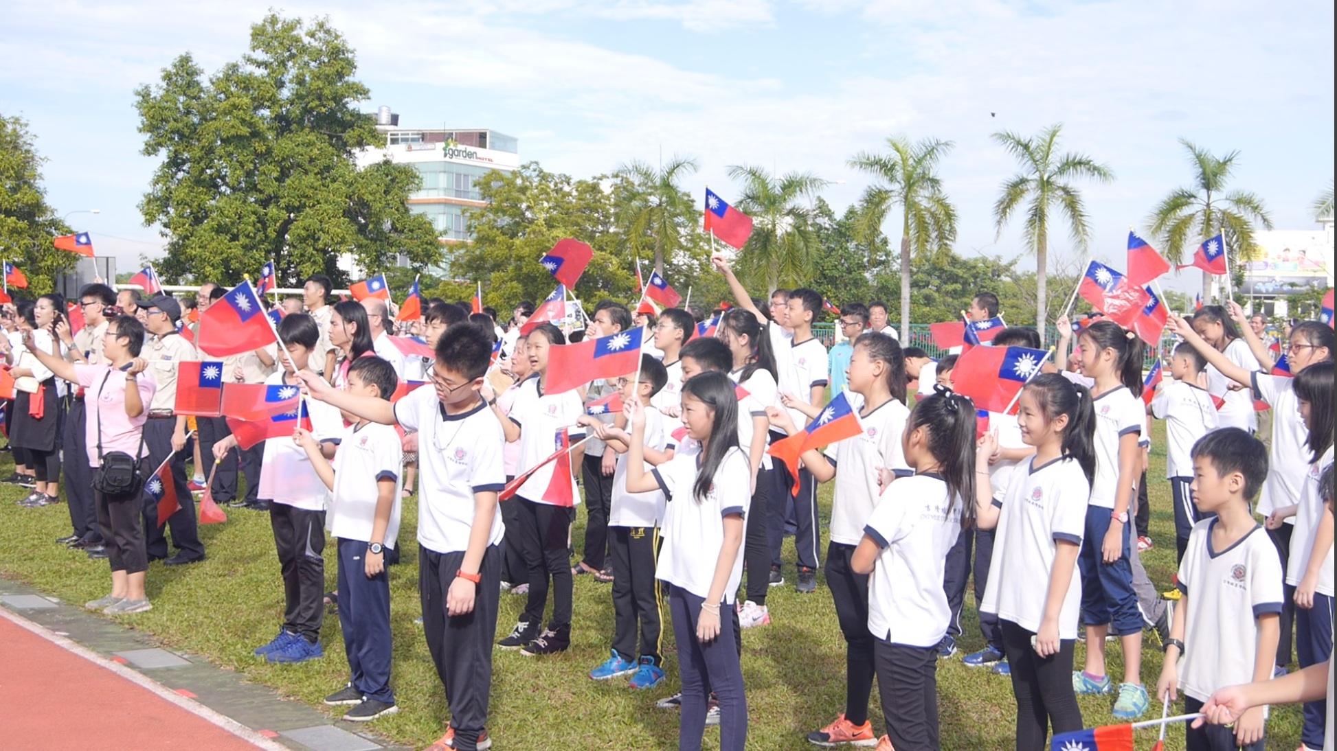 吉隆坡臺灣學校師生和與會代表揮舞國旗，慶賀中華民國106年元旦情形。