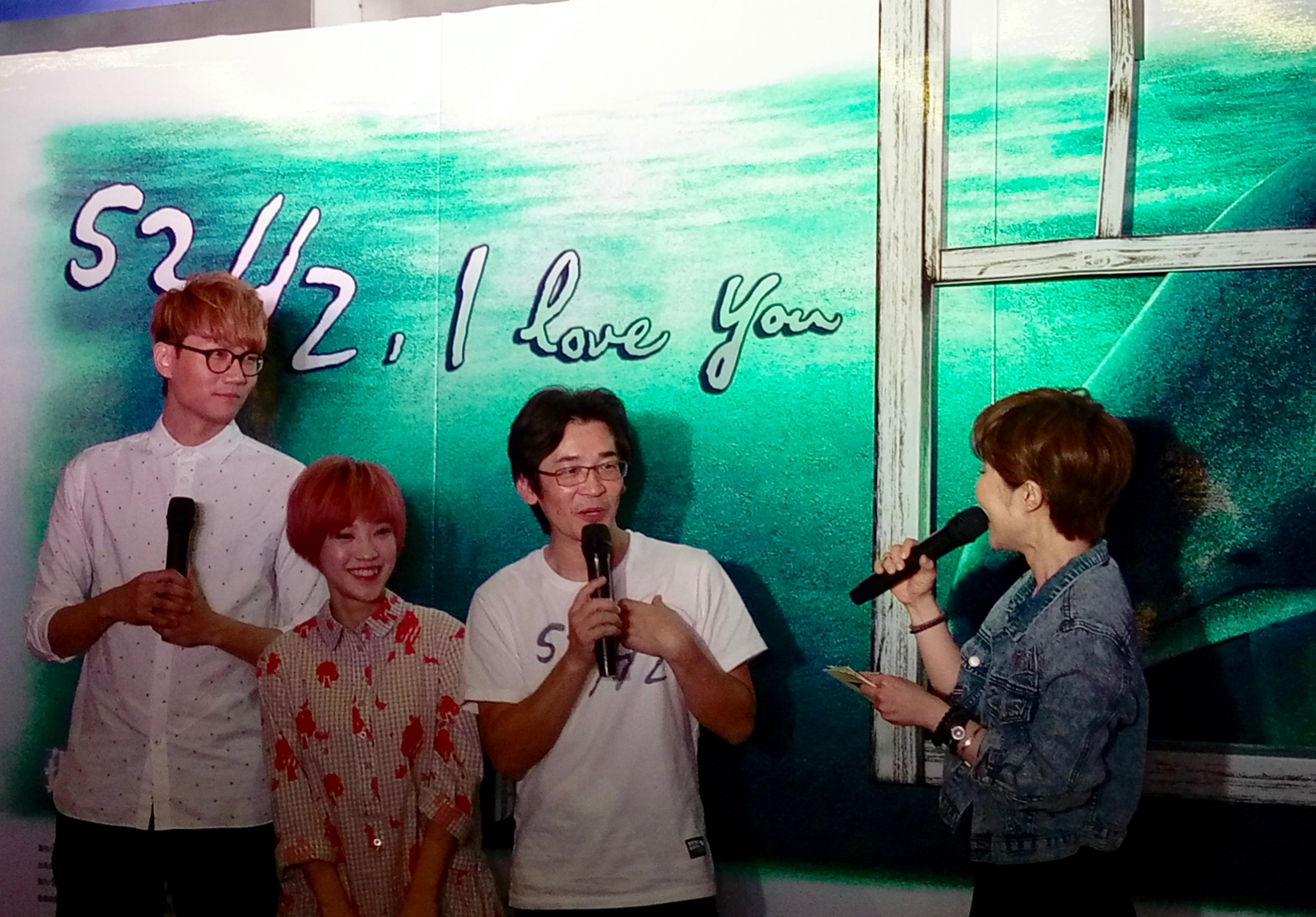 魏德聖（右2）攜帶最新電影「52Hz, I Love You」主 要演員宇宙人主唱小玉（左1）和棉花糖主唱小球（左2 ）在馬來西亞進行公開宣傳活動，反應熱烈。 