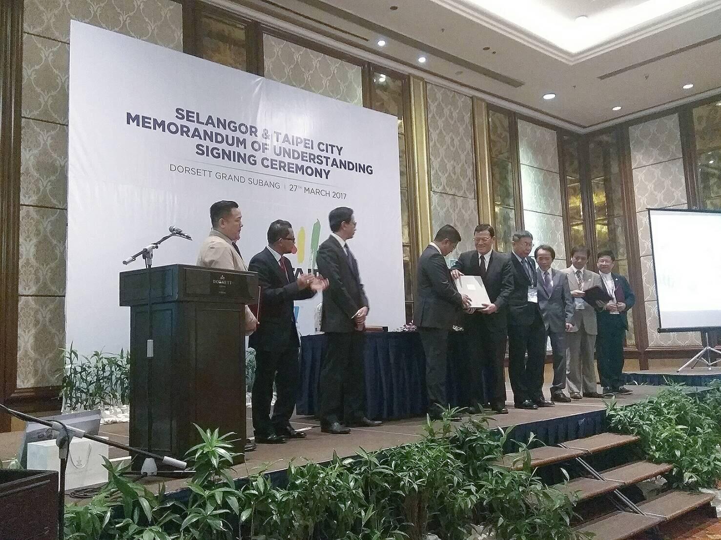 駐馬來西亞臺北經濟文化辦事處章大使計平致贈紀念品予雪蘭莪州州務大臣拿督斯里阿茲敏(Mohamed Azmin bin Ali)