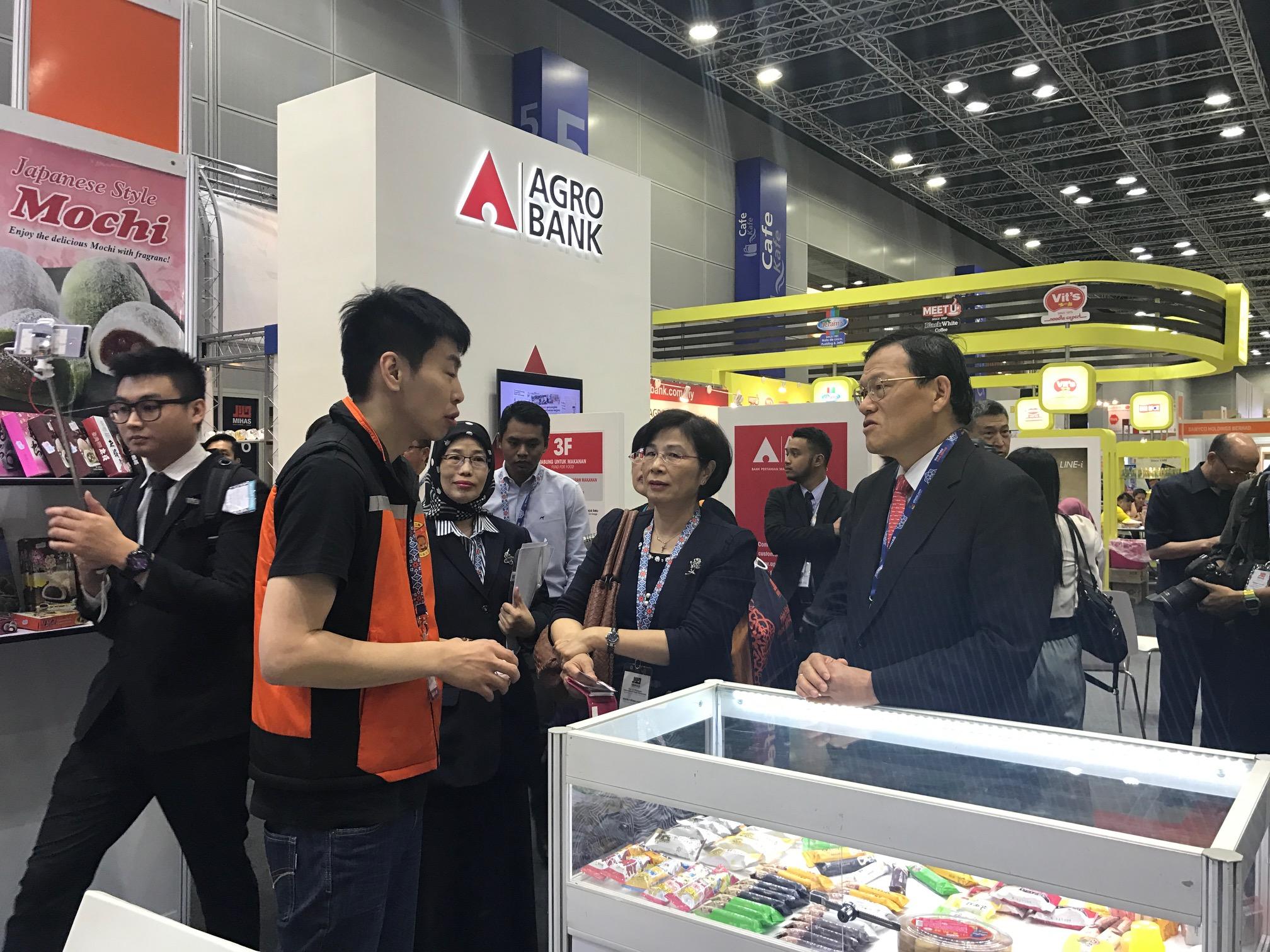 臺商三叔公食品公司向臺灣經濟部國際貿易局楊局長珍妮(右2)及駐馬來西亞臺北經濟文化辦事處章大使計平(右1)介紹產品
