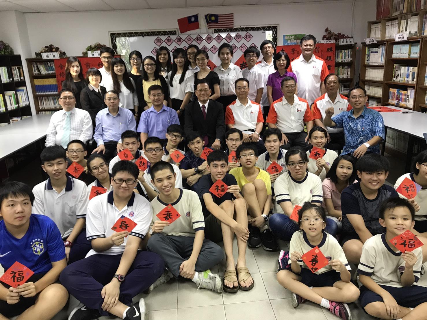   章大使景平 (中間座排左4) 與檳吉臺灣學校師生及與會貴賓合影留念。