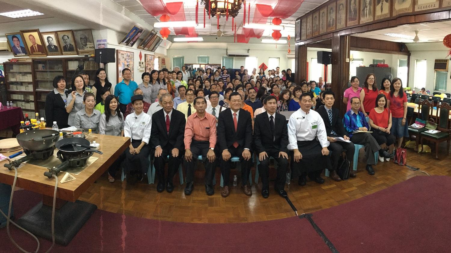 章大使計平(第一排右6)與馬來西亞地區「2017年臺灣美食廚藝巡迴講座」全體參加人員合影。
