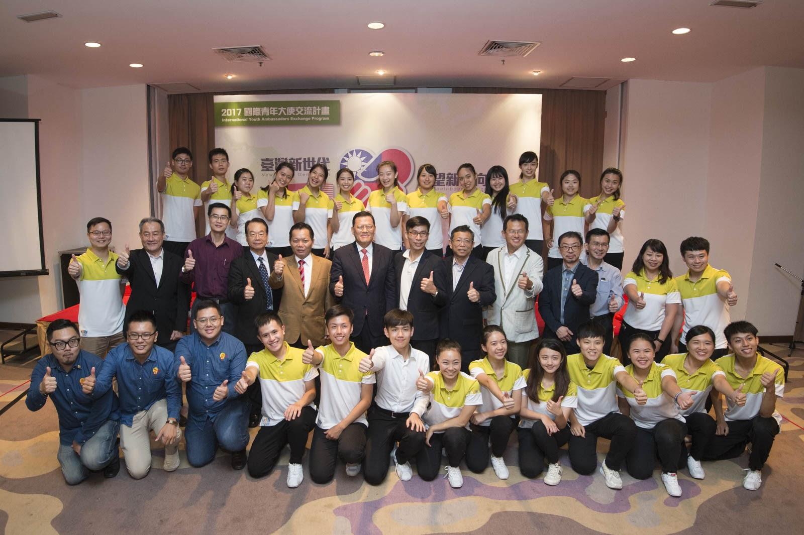 106年國際青年大使於9月2日-6日參訪馬來西亞，9月5日於“臺灣之夜”表演與駐處章大使計平（第二排左六）合影。