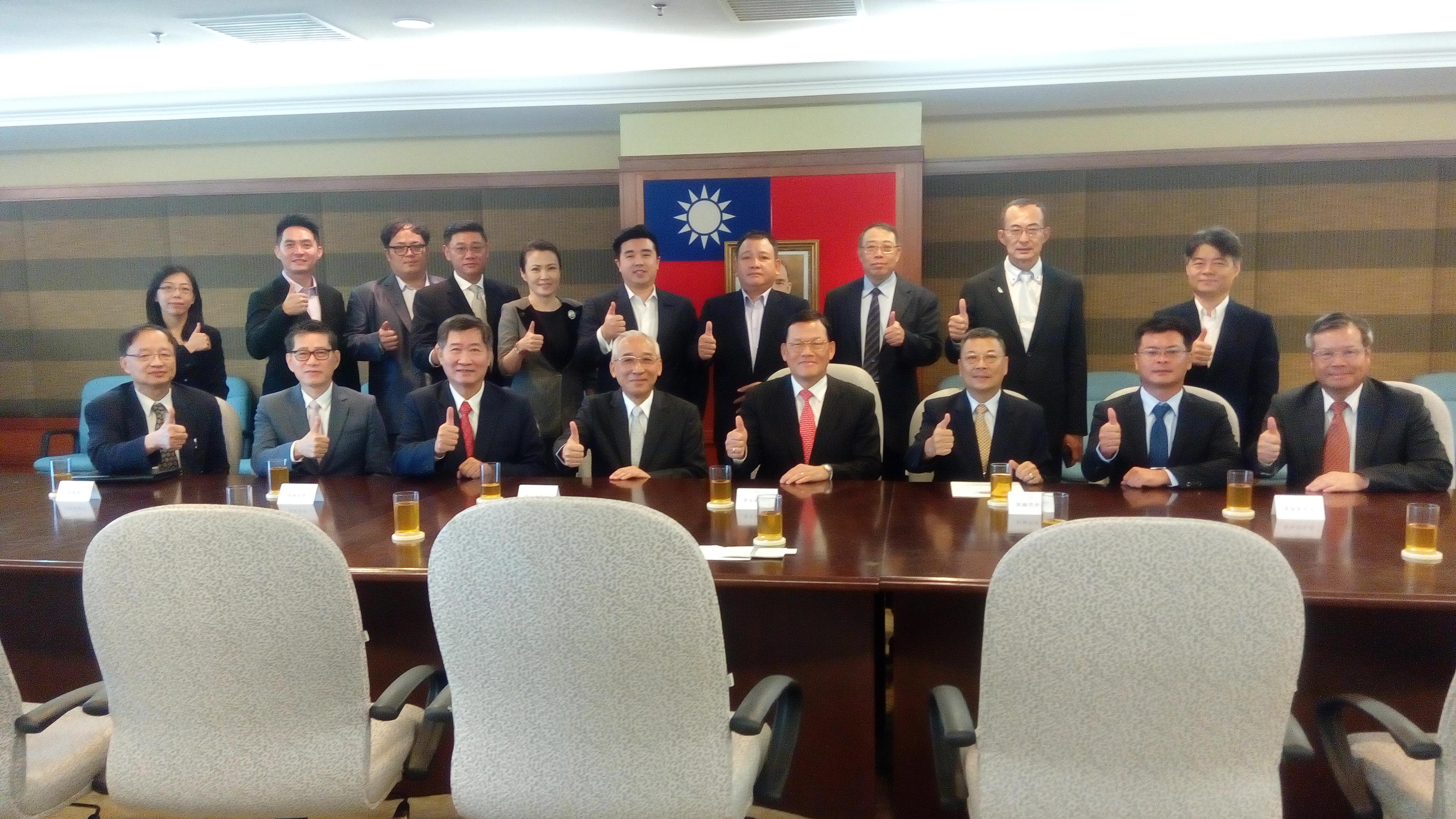 章大使計平(座排，右4)見證檳城州臺灣商會新舊任會長交接。