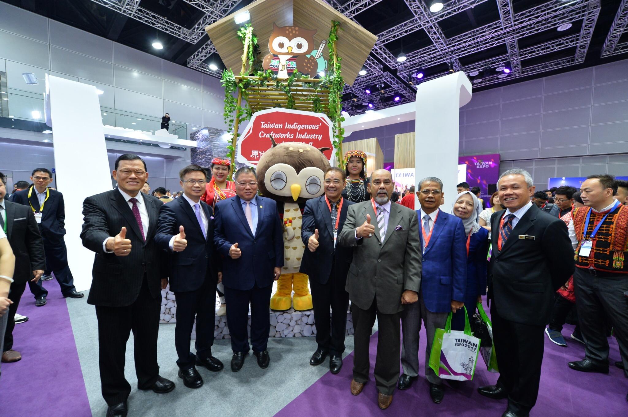 黃志芳董事長(左2)、章計平大使(左1)及馬來西亞首相東亞特使拿督斯里張慶信(左3)參觀（Taiwan Expo 2017）與貴賓合照
